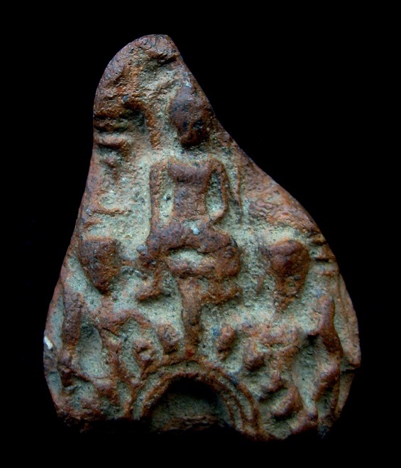 พระรอดยอดพระสิบสอง ซุ้มสามเส้น หน้าตาพริบๆ นอนมาคู่กับพระรอดมหาวันกว่า 1300 ปี