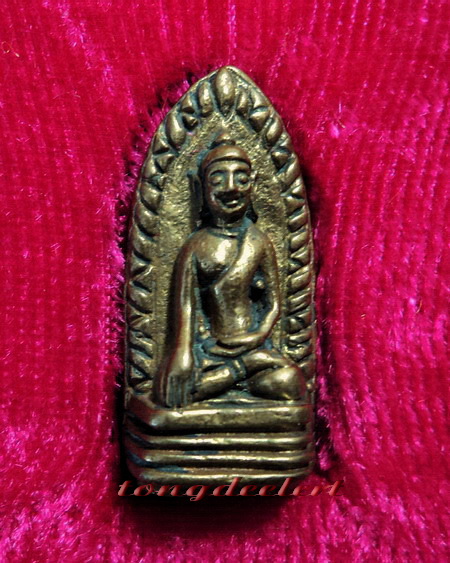 พระรอด หลวงพ่อเกษม เขมโก สุสานไตรลักษณ์ จ.ลำปาง รุ่นชนะศึกชายแดน ปี 2528 สวยมากค่ะ