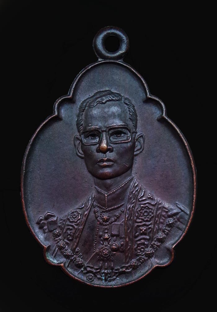 เหรียญในหลวงพระบรมราชสมภพครบ4รอบ พ.ศ.2518 บล็อคพระเกศาสามเส้น สวยๆ