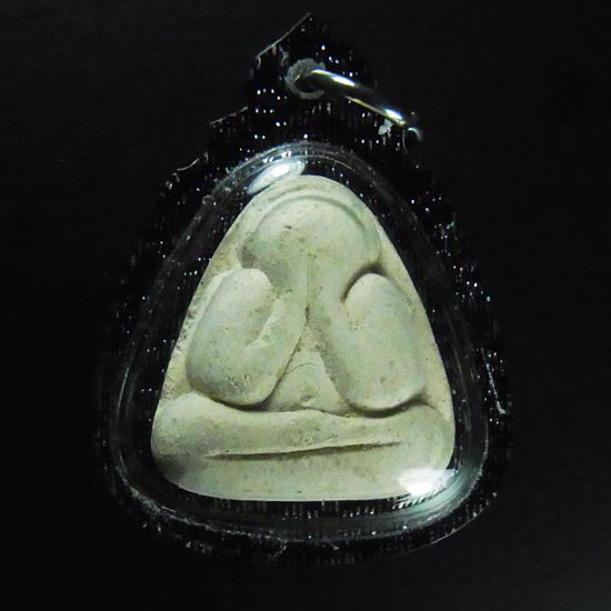 พระปิดตารุ่นแรก หลวงปู่หมุน พิธีเจริญลาภ ปี42 ผสมผงพุทธคุณ ผสมเกษา จีวร