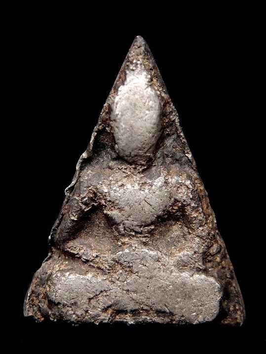 พระร่วงนั่งแขนหักศอก กรุหินตั้ง ชินเงิน 