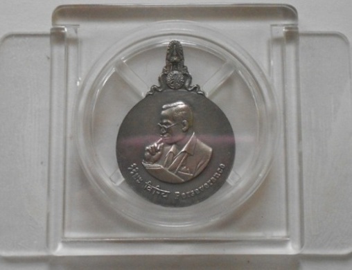 เหรียญพระมหาชนก เนื้อเงิน พิมพ์เล็ก ปี42 มาพร้อมหนังสือ กล่องนอก กล่องใน ครบชุด