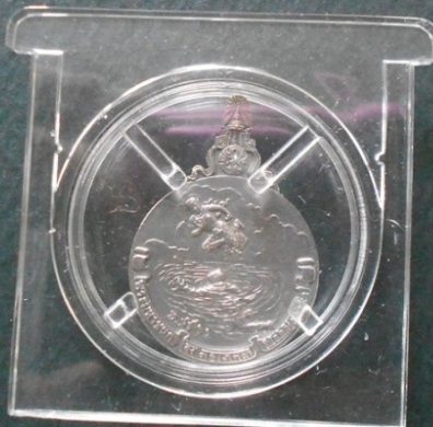 เหรียญพระมหาชนก เนื้อเงิน พิมพ์เล็ก ปี42 มาพร้อมหนังสือ กล่องนอก กล่องใน ครบชุด