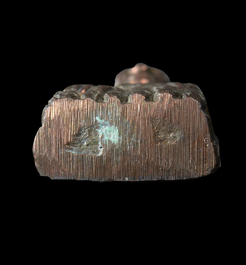 หลวงปู่ทวด หลังเตารีด เนื้อนวะโลหะ พิมพ์กลาง รุ่นสร้างโรงพยาบาลโคกโพธิ์ ปี 2539