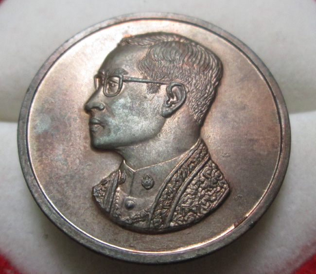 เหรียญพระบรมรูปฯ ภ.ป.ร. ในหลวง รุ่นคุ้มเกล้า ปี22 ซองเดิม