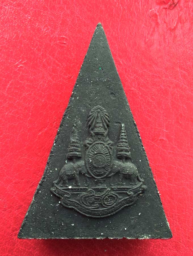 พระสมเด็จเนื้อว่านกำลังแผ่นดิน มวลสารจิตรลดา เฉลิมฉลองปีกาญจนาภิเษก 50 ปี พิมพ์ใหญ่ เนื้อว่านดำผสมผง