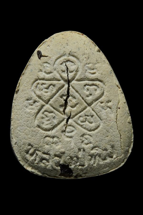 พระปิดตาฝังพลอย พิมพ์ใหญ่