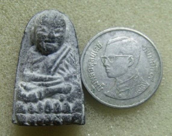 *วัดใจ*หลวงปู่ทวดเนื้อว่านพิมพ์พระรอด วัดเมืองยะลา ปี 39(รุ่นเครื่องบินตก) หลังลายนิ้ว**ประสบการณ์ดี