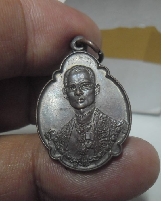 เหรียญในหลวงครบ4รอบ พ.ศ.2518 (วงเดือนบน นิยม) สวยเดิม  จมูกโด่งๆ สวยเดิมครับ