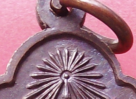 เหรียญในหลวงครบ4รอบ พ.ศ.2518 (วงเดือนบน นิยม) สวยเดิม  จมูกโด่งๆ สวยเดิมครับ