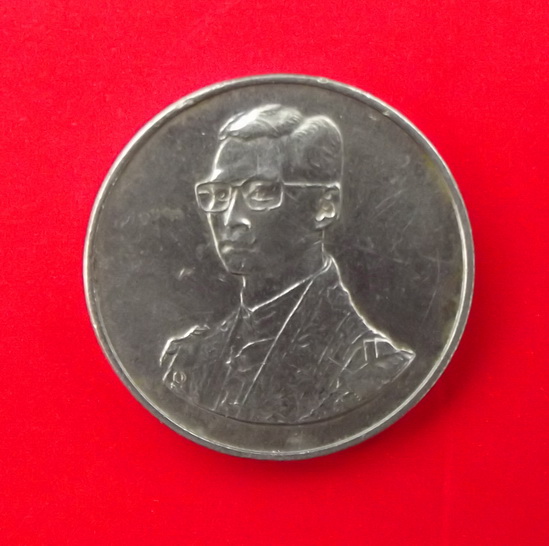 เหรียญเดินการกุศลเทอดพระเกียรติ ในหลวงหลัง ภปร....พ.ศ. 2527 เนื้อนิเกิล...กองทัพบกจัดสร้าง