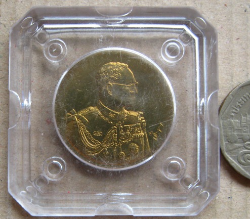  เหรียญในหลวง ภปร เฉลิมพระเกียรติ โมเน่ร์เดอปารีส ผลิตที่ฝรั่งเศส พ.ศ.2546 พร้อมตลับเดิม 