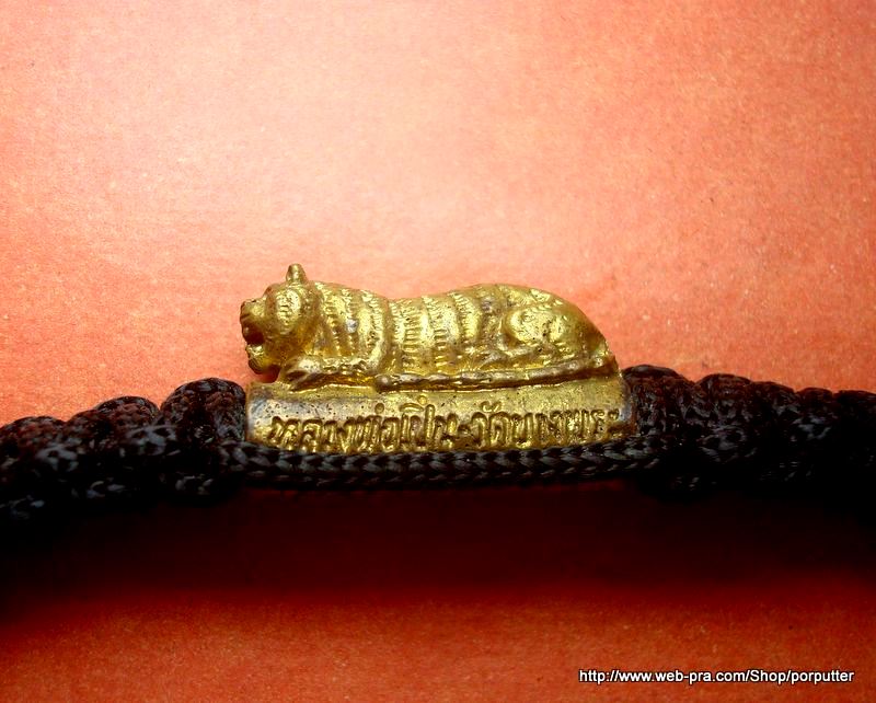 ตะกรุดข้อมือเสือ หรือ สายสิญจน์ข้อมือเสือ หลวงพ่อเปิ่น วัดบางพระ นครปฐม