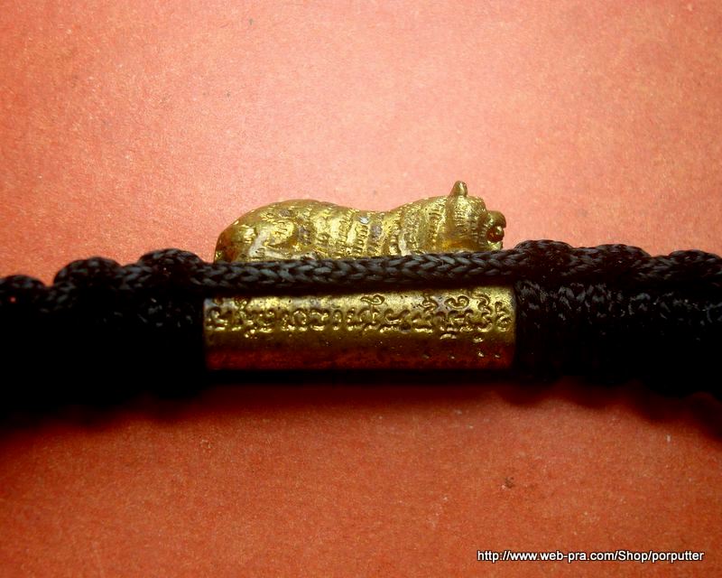 ตะกรุดข้อมือเสือ หรือ สายสิญจน์ข้อมือเสือ หลวงพ่อเปิ่น วัดบางพระ นครปฐม