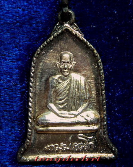 เหรียญหลวงพ่อเกษม เขมโก สำนักสุสานไตรลักษณ์ จ.ลำปาง ส.ค.ส.ปี 2532 รุ่นมั่งมี ศรีสุข เนื้อเงิน สวยมาก