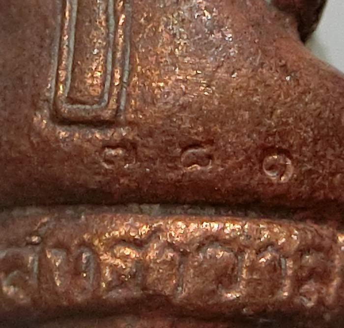 พระยอดธง"รุ่นทรงชัย"หลวงพ่อรักษ์ อนาลโย วัดสุทธาวาส วิปัสสนา  ปี 2554 เนื้อสัมฤทธิ์ สวยซองเดิมครับ