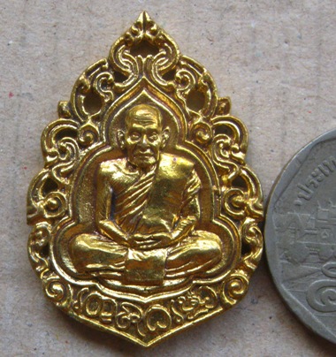  เหรียญลายฉลุ หลวงปู่เกลี้ยง วัดโนนเเกด จ ศรีสะเกษ ปี2556หมายเลข397 รุ่นบุญฤทธิ์ เนื้อทองชนวน+กล่อง 