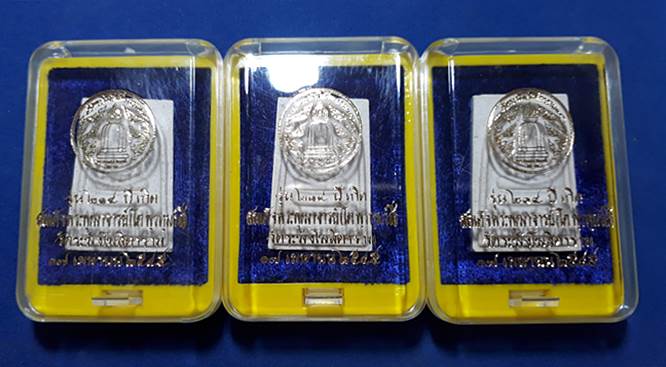 พระสมเด็จวัดระฆัง รุ่น214ปี หลวงปู่หมุนปลุกเสก ปี2545 พร้อมกัน3องค์ คัดสวยๆครับ