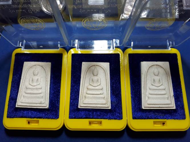 พระสมเด็จวัดระฆัง รุ่น214ปี หลวงปู่หมุนปลุกเสก ปี2545 พร้อมกัน3องค์ คัดสวยๆครับ