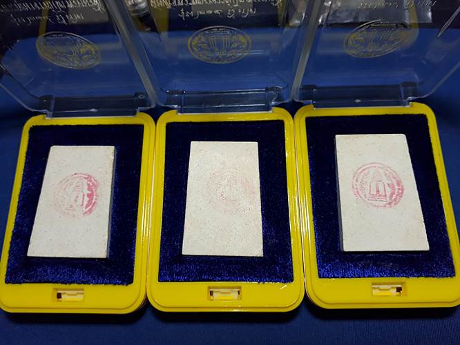 พระสมเด็จวัดระฆัง รุ่น214ปี หลวงปู่หมุนปลุกเสก ปี2545 พร้อมกัน3องค์ คัดสวยๆครับ