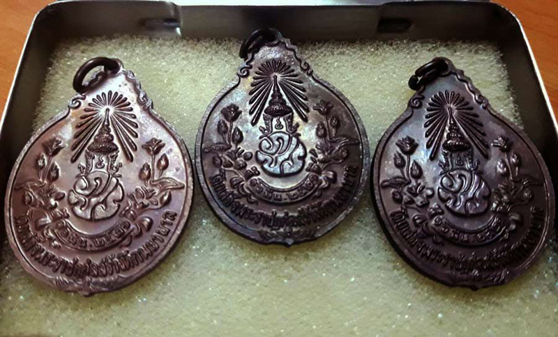 เหรียญหลัง ภปร. เล็กเนื้อทองแดง หลวงปู่แหวน สุจิณฺโณ วัดดอยแม่ปั๋ง พศ.2521 *** แพ๊ค 3 เหรียญ ***