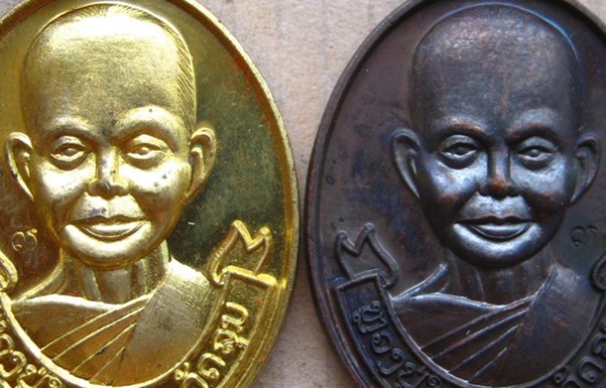 2เหรียญ 2เนื้อ ปี2558 เหรียญหน้าใหญ่ สำเด็จลุน วัดเวินไซ จำปาสัก(สปป.ลาว อาจารย์หลวงปู่หมุน)+กล่อง