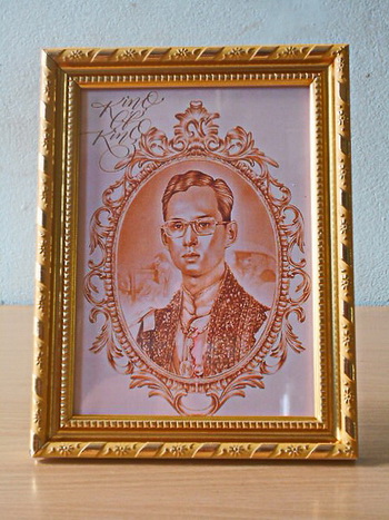 กรอบรูปในหลวงที่ระลึกส่งเสด็จสู่สวรรคาลัย...(11) 