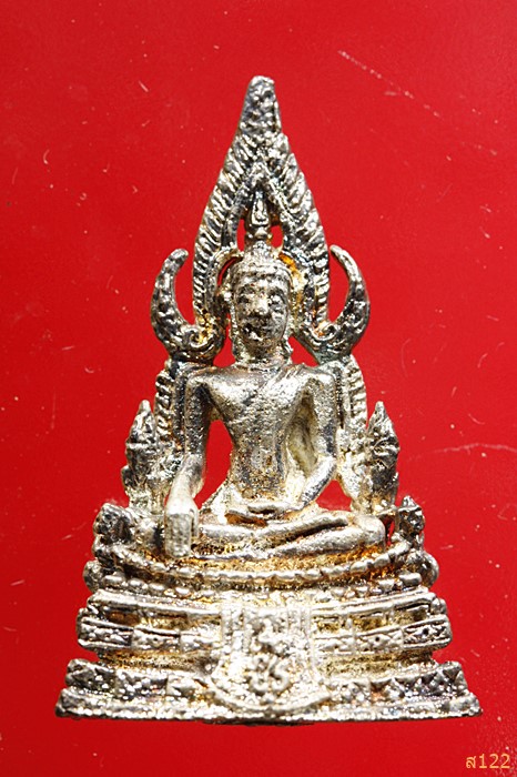 พระพุทธชินราช ภปร. รุ่นปฏิสังขรณ์ วัดพระศรีรัตนมหาธาตูวรมหาวิหาร จ.พิษณุโลก ( เนื้อเงิน ) พร้อมกล่อง