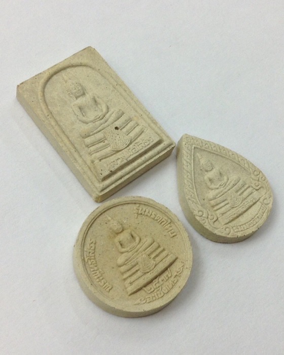 หลวงพ่อพระพุทธโสธร รุ่นมรดกไทย ปี37 เนื้อผง กล่องเดิม 1ชุด3องค์