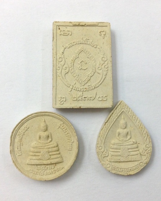 หลวงพ่อพระพุทธโสธร รุ่นมรดกไทย ปี37 เนื้อผง กล่องเดิม 1ชุด3องค์