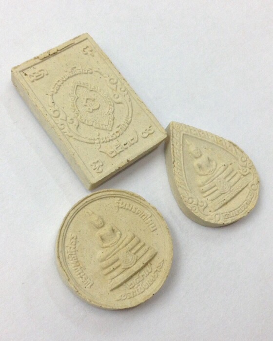 หลวงพ่อพระพุทธโสธร รุ่นมรดกไทย ปี37 เนื้อผง กล่องเดิม 1ชุด3องค์