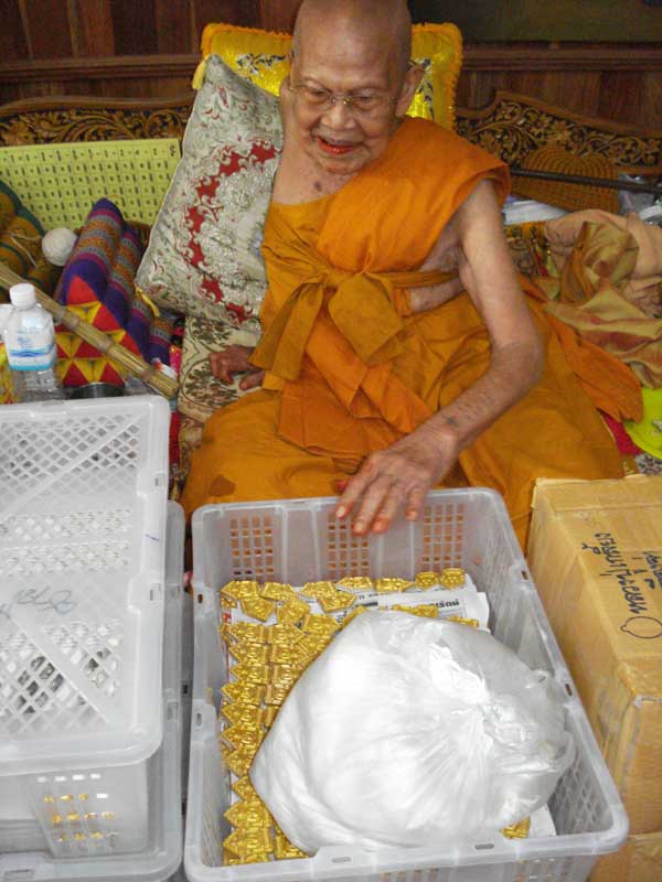 ขุนเเผนยอดขุนพล หลวงปู่เกลี้ยง วัดโนนเเกด ศรีสะเกษ ปี2553 เนื้อขาวทาทองหลังฝังตะกรุดเงินคู่+กล่อง