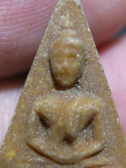 พระนางพญาสมาธิ พิมพ์นิยมฐานสูง ปี2516 เนื้อผง วัดบ่อวิน จ.ชลบุรี หลวงปู่ทิม ปลุกเสก มาพร้อมบัตรรับรอ