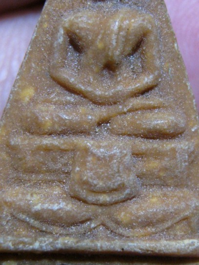 พระนางพญาสมาธิ พิมพ์นิยมฐานสูง ปี2516 เนื้อผง วัดบ่อวิน จ.ชลบุรี หลวงปู่ทิม ปลุกเสก มาพร้อมบัตรรับรอ