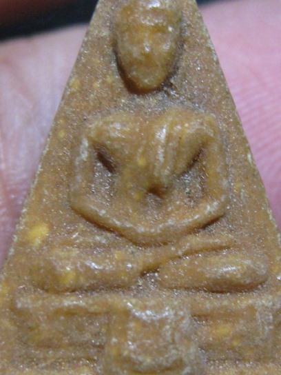 พระนางพญาสมาธิ พิมพ์นิยมฐานสูง ปี2516 เนื้อผง วัดบ่อวิน จ.ชลบุรี หลวงปู่ทิม ปลุกเสก มาพร้อมบัตรรับรอ