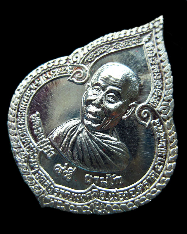 เหรียญหยดน้ำรุ่นแรก เนื้อเงิน หลวงปู่บัว ถามโก วัดศรีบุรพาราม จ.ตราด ปี ๒๕๕๔ กล่องเดิม