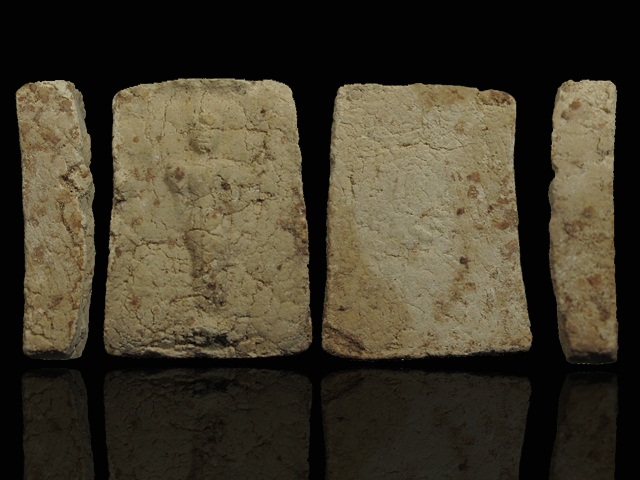 300 บาท ... พระผงประจำวัน (จันทร์) กรุวัดชนะสงคราม กทม ปี 2491