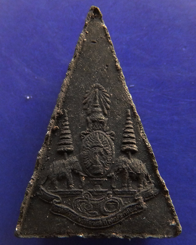 28.พระกำลังแผ่นดิน พิมพ์คะแนน (เล็ก) มวลสารจิตรลดา (เนื้อดำ) ในหลวงครองราชครบ 50 พรรษา พ.ศ. 2539 สร้