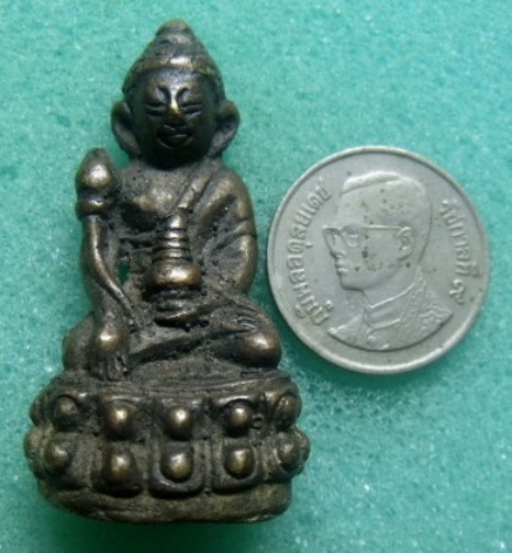 **วัดใจ**พระกริ่งถือดอกบัว หล่อตัน เนื้อโลหะผสม เก่า สวยๆ ไม่ทราบที่**เนื้อจัดๆ เชิญชมครับ 