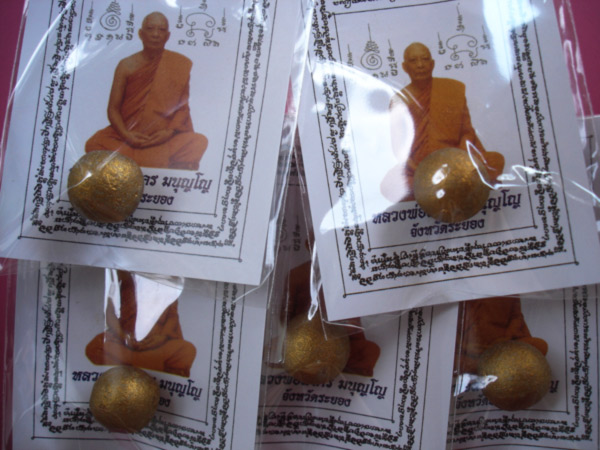 ลูกอมเมตตามหานิยม(ผสมผงพรายกุมาร เนื้อว่านดอกทอง)โค๊ตนะ ปี 2554 ปลุกเสกโดยหลวงพ่อสาครวัดหนองกรับครับ