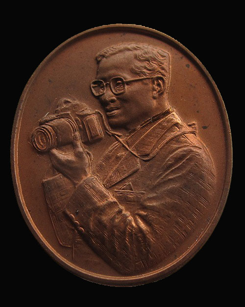 350 บาท ... เหรียญในหลวงทรงกล้อง ฉลองสิริราชสมบัติครบ 60 ปี เนื้อทองแดง พ.ศ.2549 