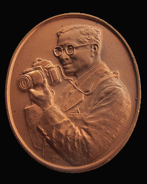 350 บาท ... เหรียญในหลวงทรงกล้อง ฉลองสิริราชสมบัติครบ 60 ปี เนื้อทองแดง พ.ศ.2549 องค์ที่ 4