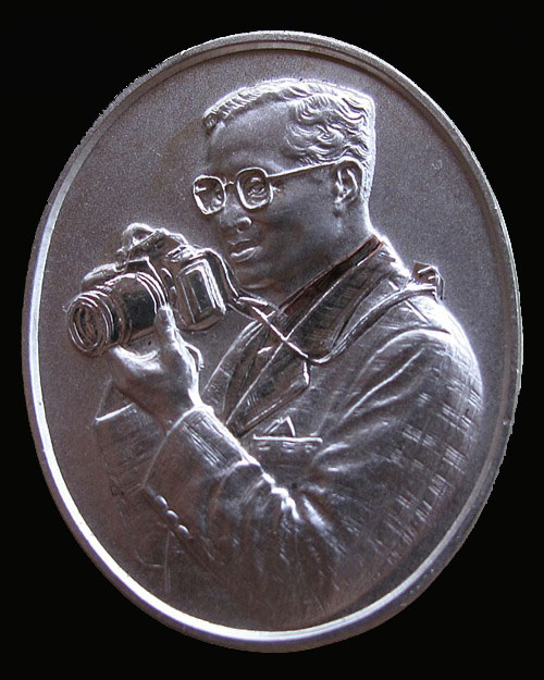 450 บาท ... เหรียญในหลวงทรงกล้อง ฉลองสิริราชสมบัติครบ 60 ปี ชุบเงิน พ.ศ.2549 