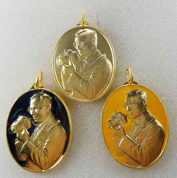 3 องค์ ครบชุด หายากมากคะ เหรียญในหลวงทรงกล้อง พ.ศ 2542 ที่ระลึกงานเฉลิมพระเกียรติ หายากแล้วมีกล่องคะ