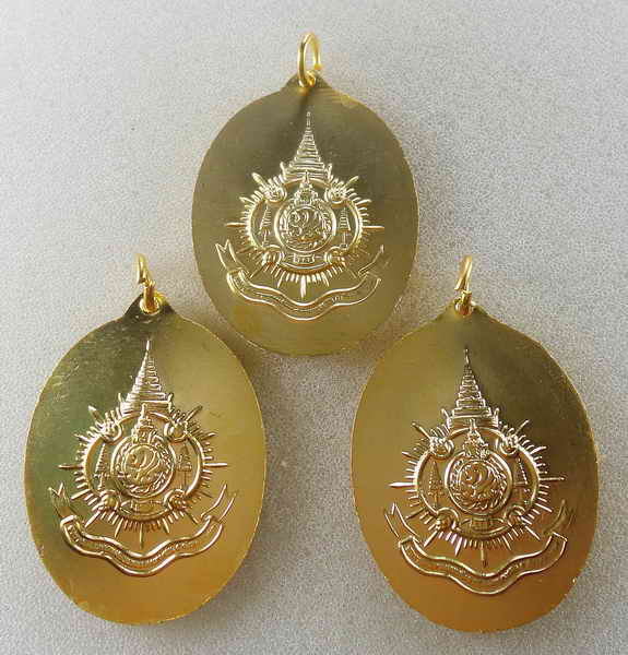 3 องค์ ครบชุด หายากมากคะ เหรียญในหลวงทรงกล้อง พ.ศ 2542 ที่ระลึกงานเฉลิมพระเกียรติ หายากแล้วมีกล่องคะ