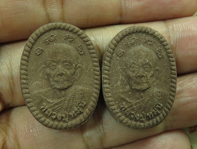 ชุด 2 องค์ ... พระผงดวงเศรษฐี รุ่น 2 หลวงปู่หมุน ปี 2556  เนื้อเหล็กน้ำพี้ + กล่องเดิม .. 26