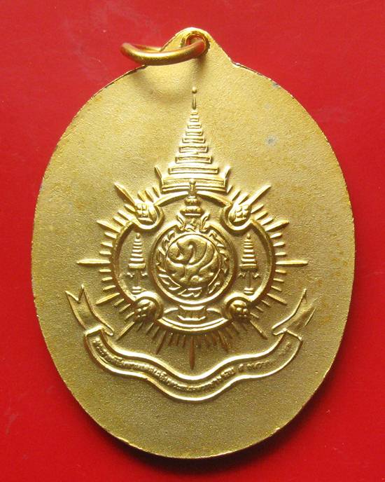 หายากมากคะ เหรียญในหลวงทรงกล้อง เนื้อกะไหล่ทองลงยาสีเหลือง พ.ศ 2542 ที่ระลึกงานเฉลิมพระเกียรติ หายาก