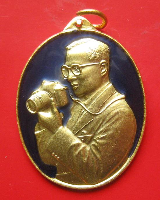 หายากมากคะ เหรียญในหลวงทรงกล้อง เนื้อกะไหล่ทองลงยาสีน้ำเงิน พ.ศ 2542 ที่ระลึกงานเฉลิมพระเกียรติ หายา