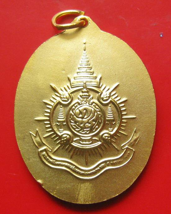 หายากมากคะ เหรียญในหลวงทรงกล้อง เนื้อกะไหล่ทองลงยาสีน้ำเงิน พ.ศ 2542 ที่ระลึกงานเฉลิมพระเกียรติ หายา