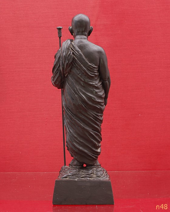 พระบูชายืนถือไม้เท้า (ซี่รถจักรยาน) อาจารย์ฝั้น อาจาโร ปี 2519 ฐานกว้าง 4 นิ้ว สูง 11 นิ้ว ((นิยม))